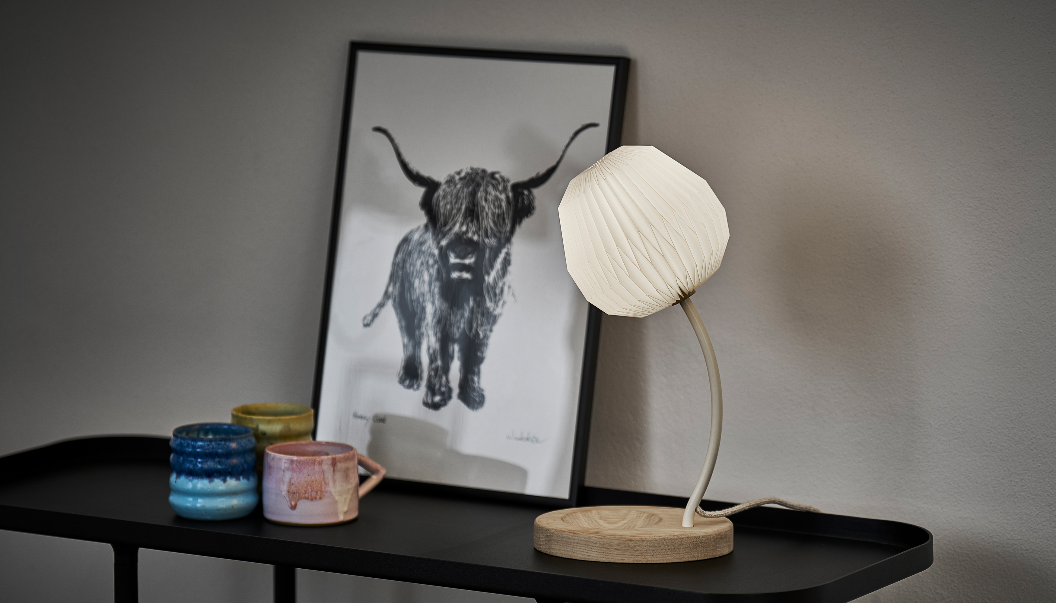 firkantet sidebord med Bouquet bordlampe, et billede af en ko og 3 keramik kopper i farver